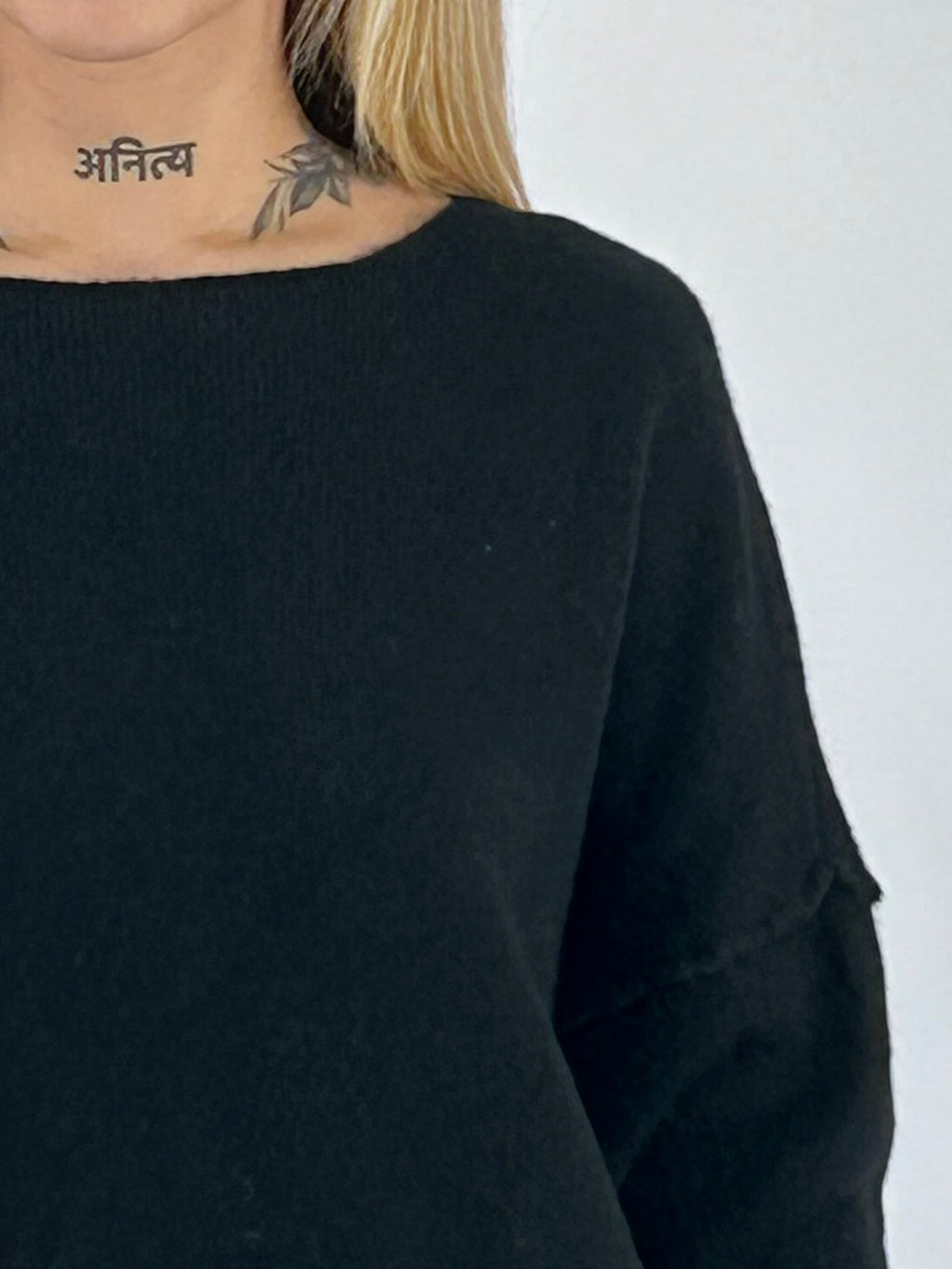 Maglia donna morbida con spalla scesa e vestibilità ampia nero - vista dettaglio