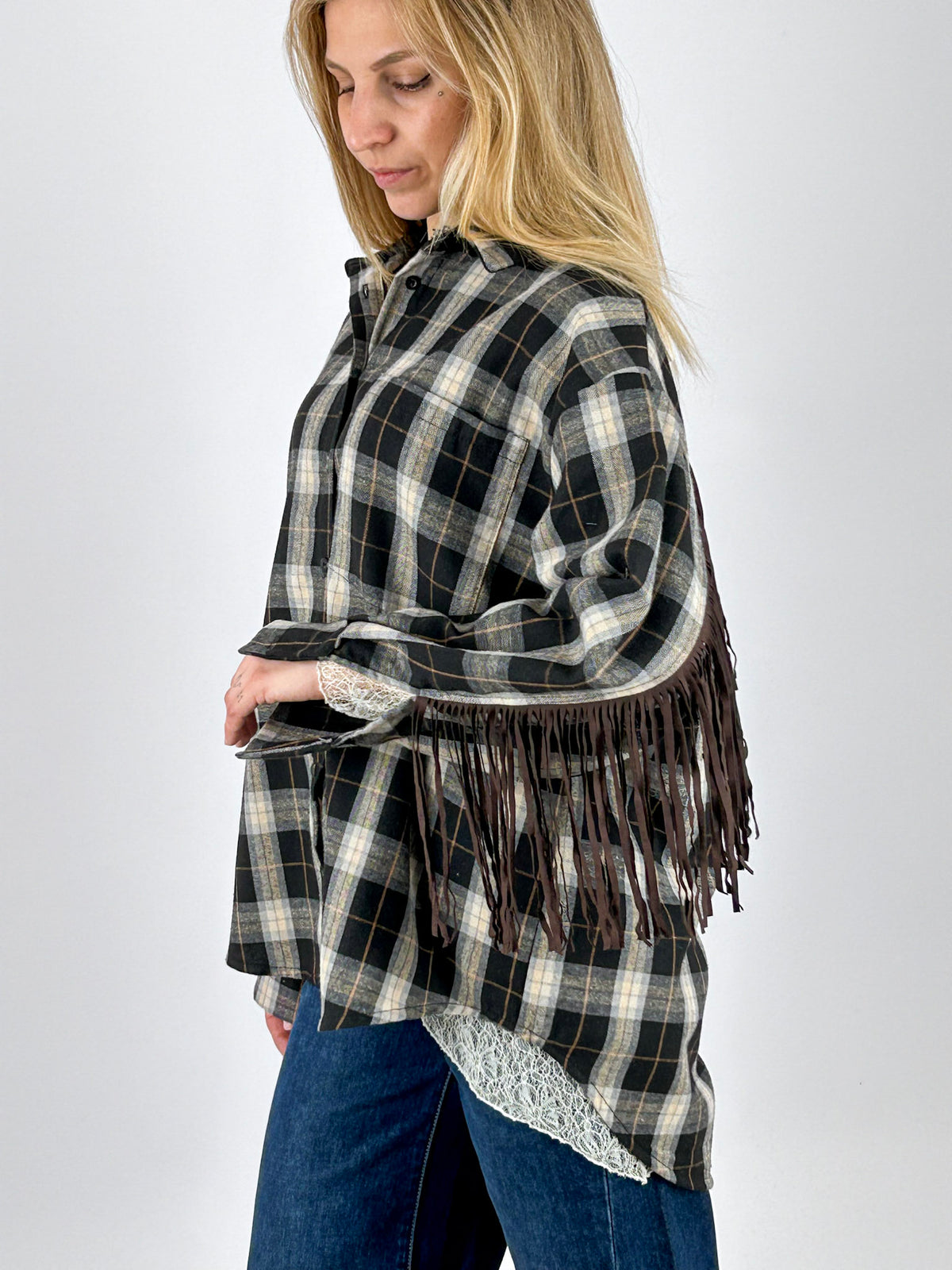 Camicia Fringe nera a quadri vista laterale con frange