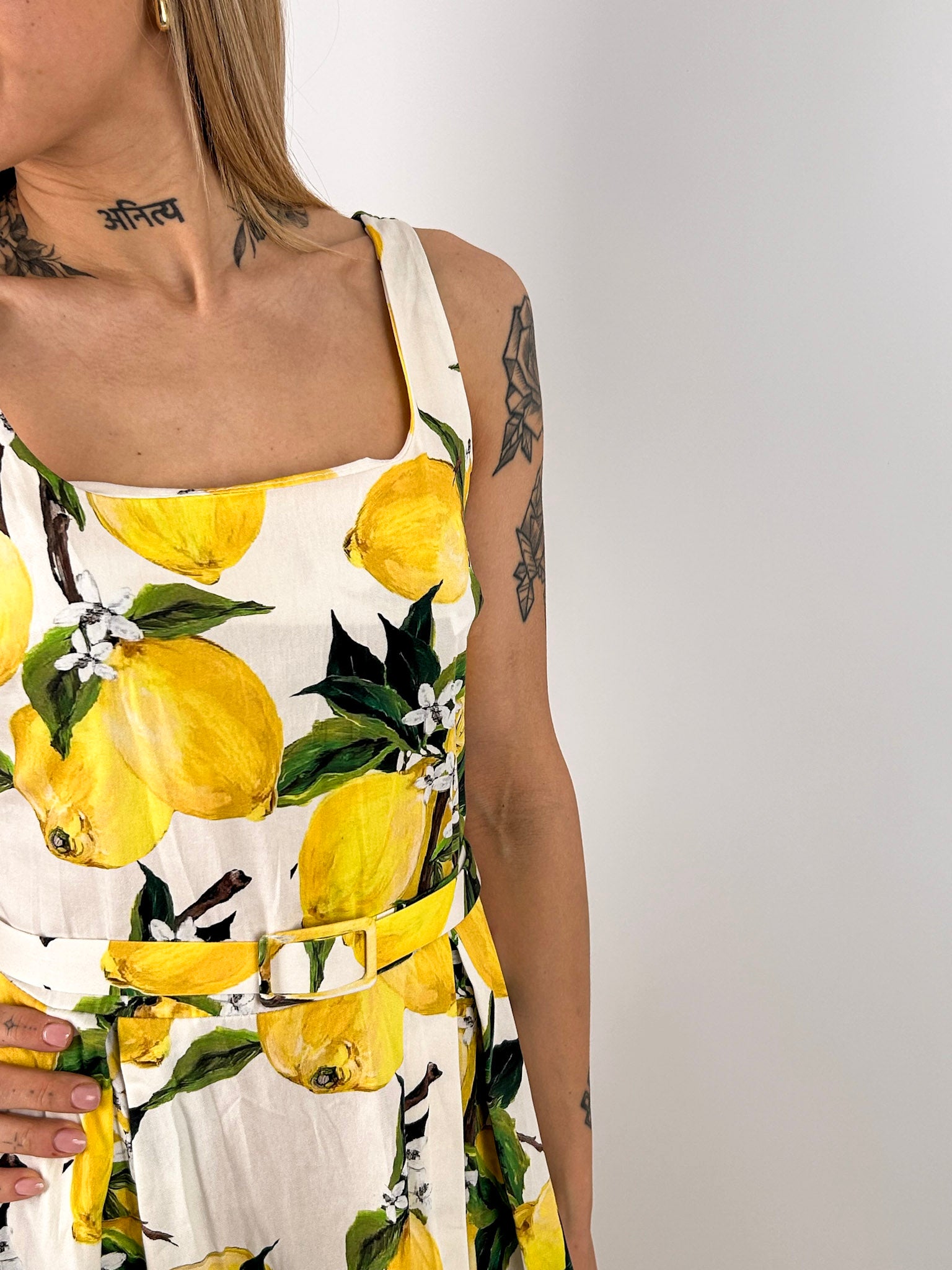 Abito Sorrento giallo lungo da donna in cotone con cintura coordinata e stampa limoni. vista dettaglio
