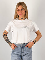 t-shirt hangard lab "cambi il mio umore da cosi a cosi" portata dentro
