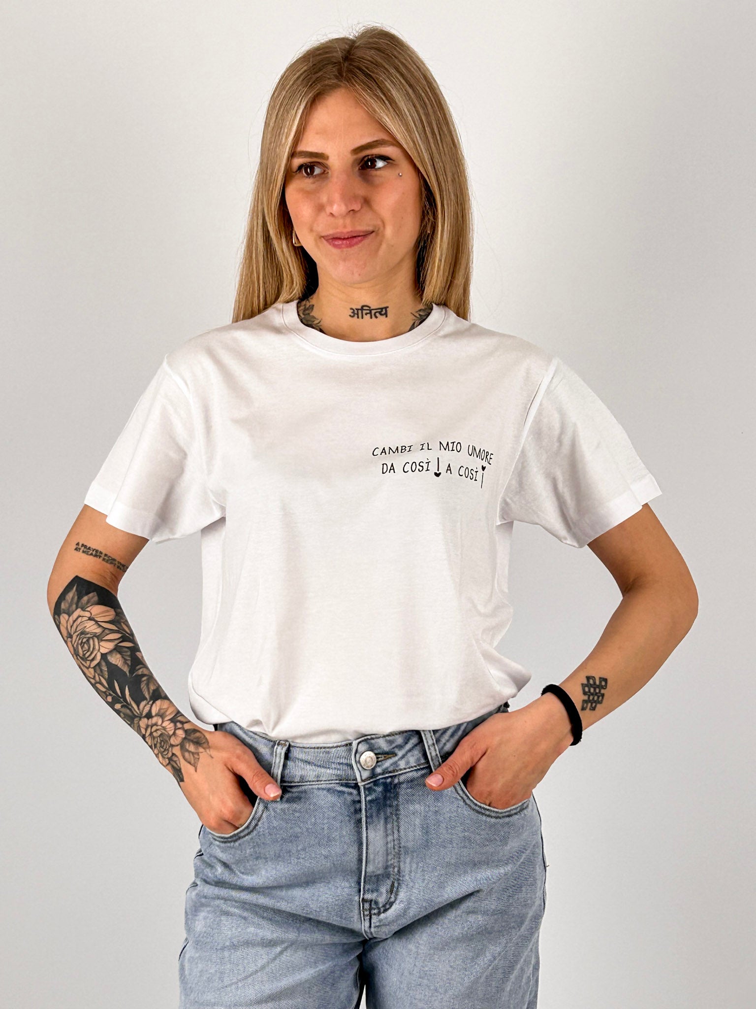 t-shirt hangard lab "cambi il mio umore da cosi a cosi" portata dentro