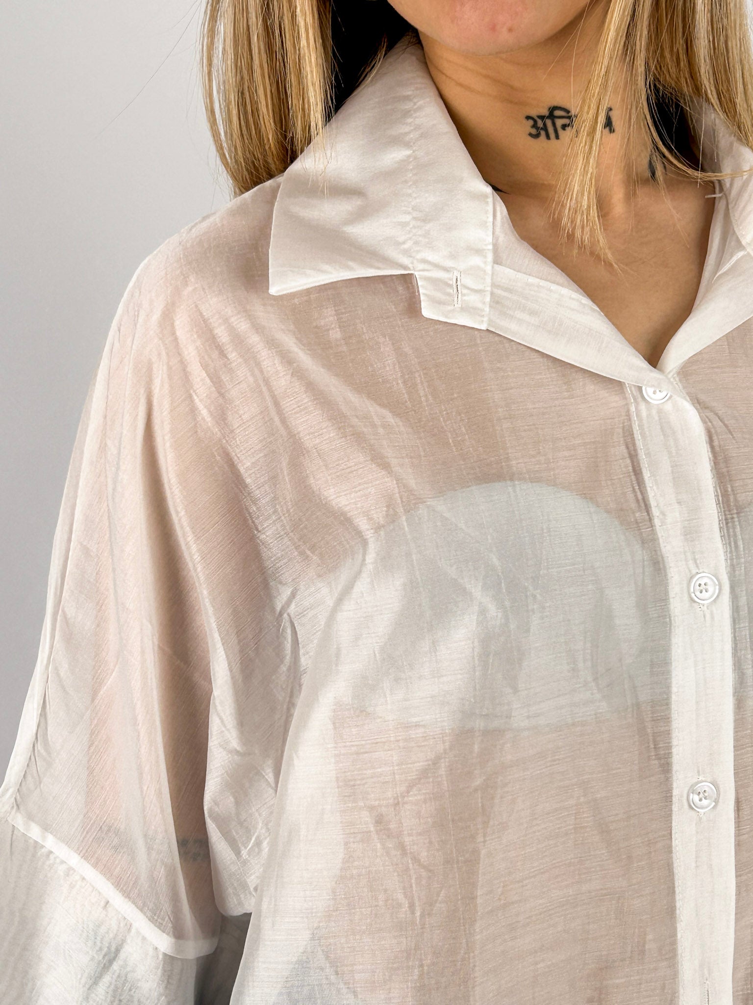 Camicia Nora da donna leggera effetto vedo-non-vedo indossata con jeans chiari. bianca dettaglio collo
