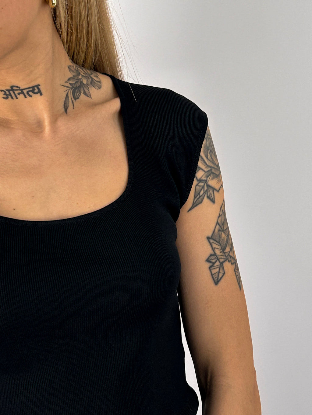 Canotta Basic da donna in tessuto morbido elasticizzato con scollo ampio. dettaglio
