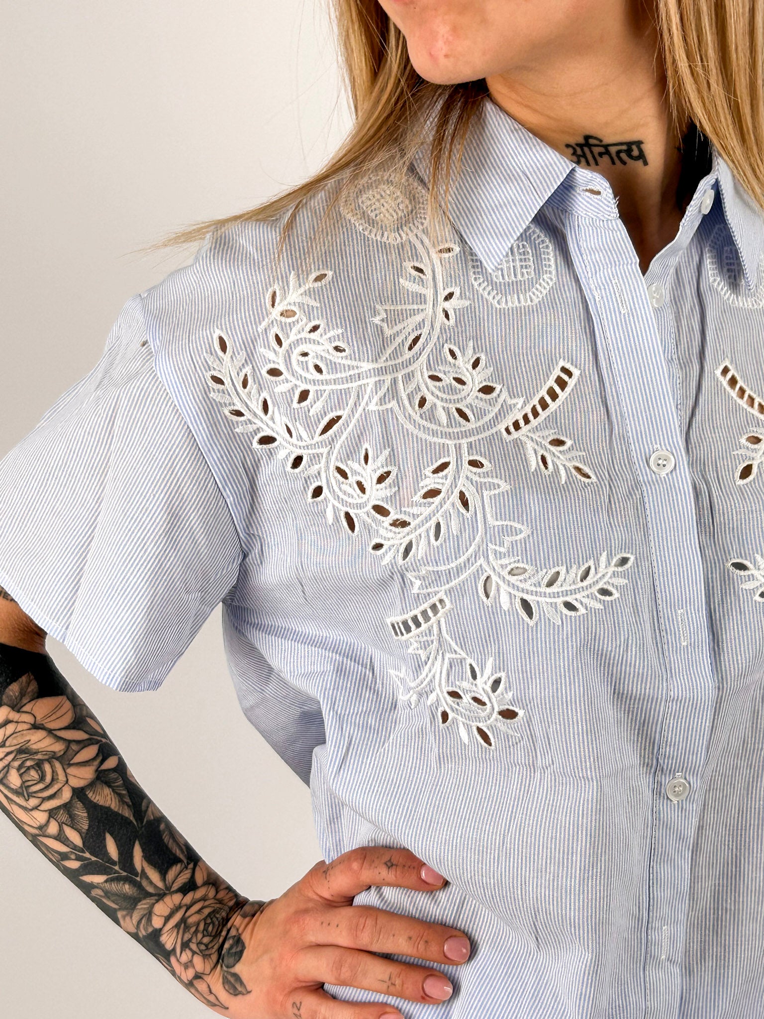 Completo Capri da donna in cotone con camicia ricamata e shorts coordinati. dettaglio camicia