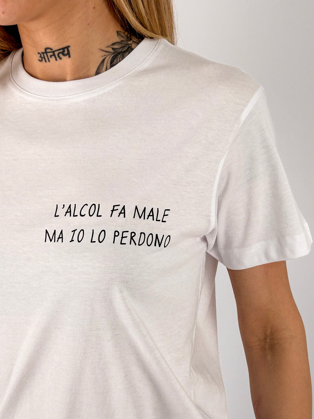 T-shirt Hangard Lab "L'alcol fa male ma io lo perdono". dettaglio prodotto