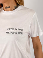 T-shirt Hangard Lab "L'alcol fa male ma io lo perdono". dettaglio prodotto