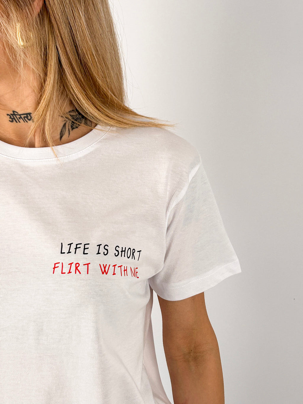 T-shirt Hangard Lab "Life is short flirt with me". vista dettaglio