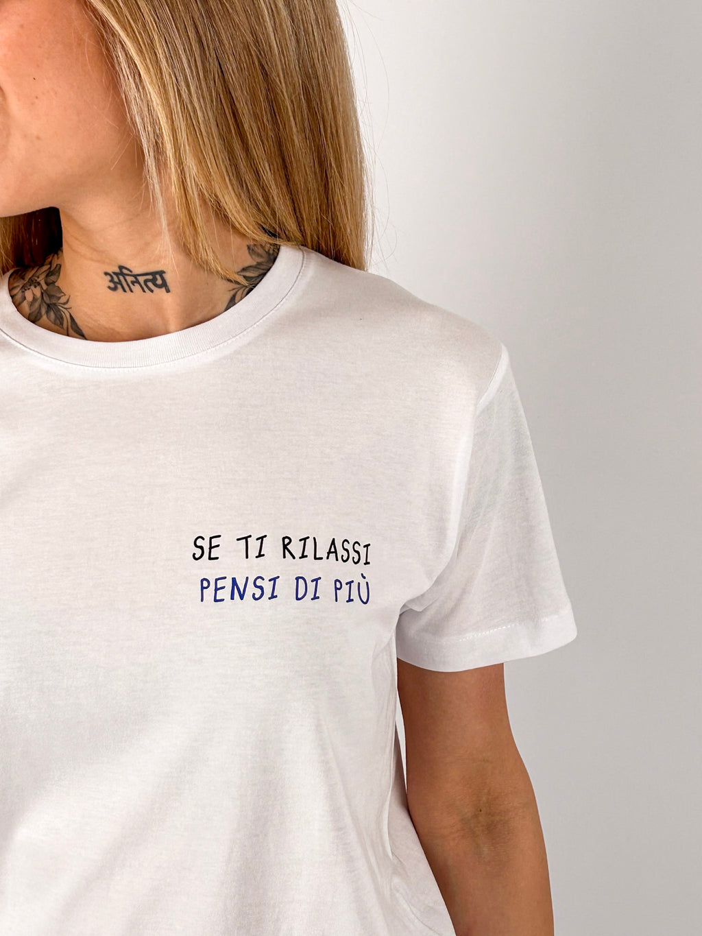 t-shirt hangard lab "se ti rilassi pensi di più" . vista dettaglio