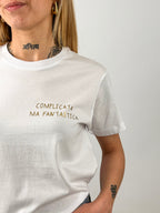 t-shirt hangard lab "complicata ma fantastica. dettaglio scritta