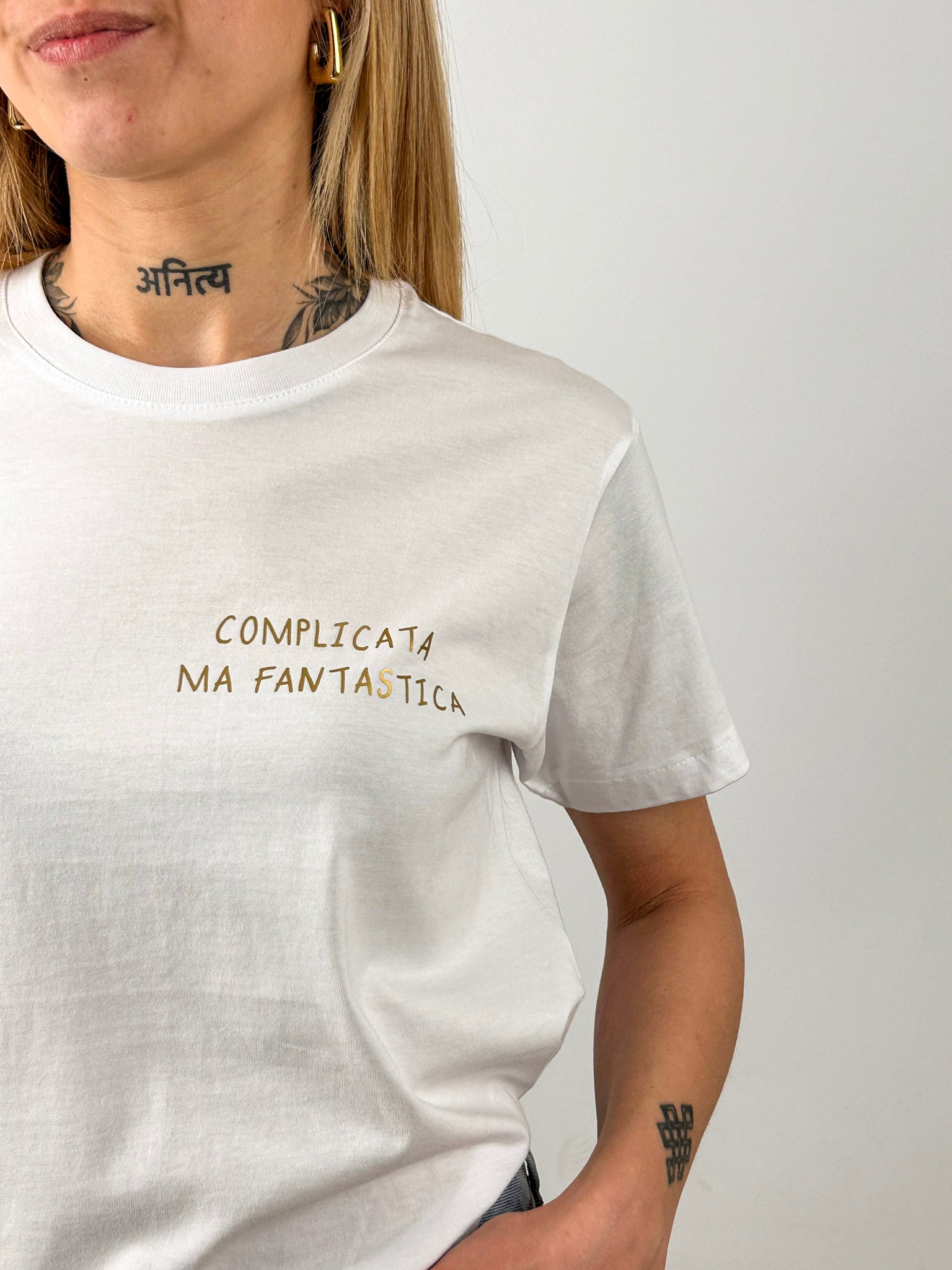 t-shirt hangard lab "complicata ma fantastica. dettaglio scritta