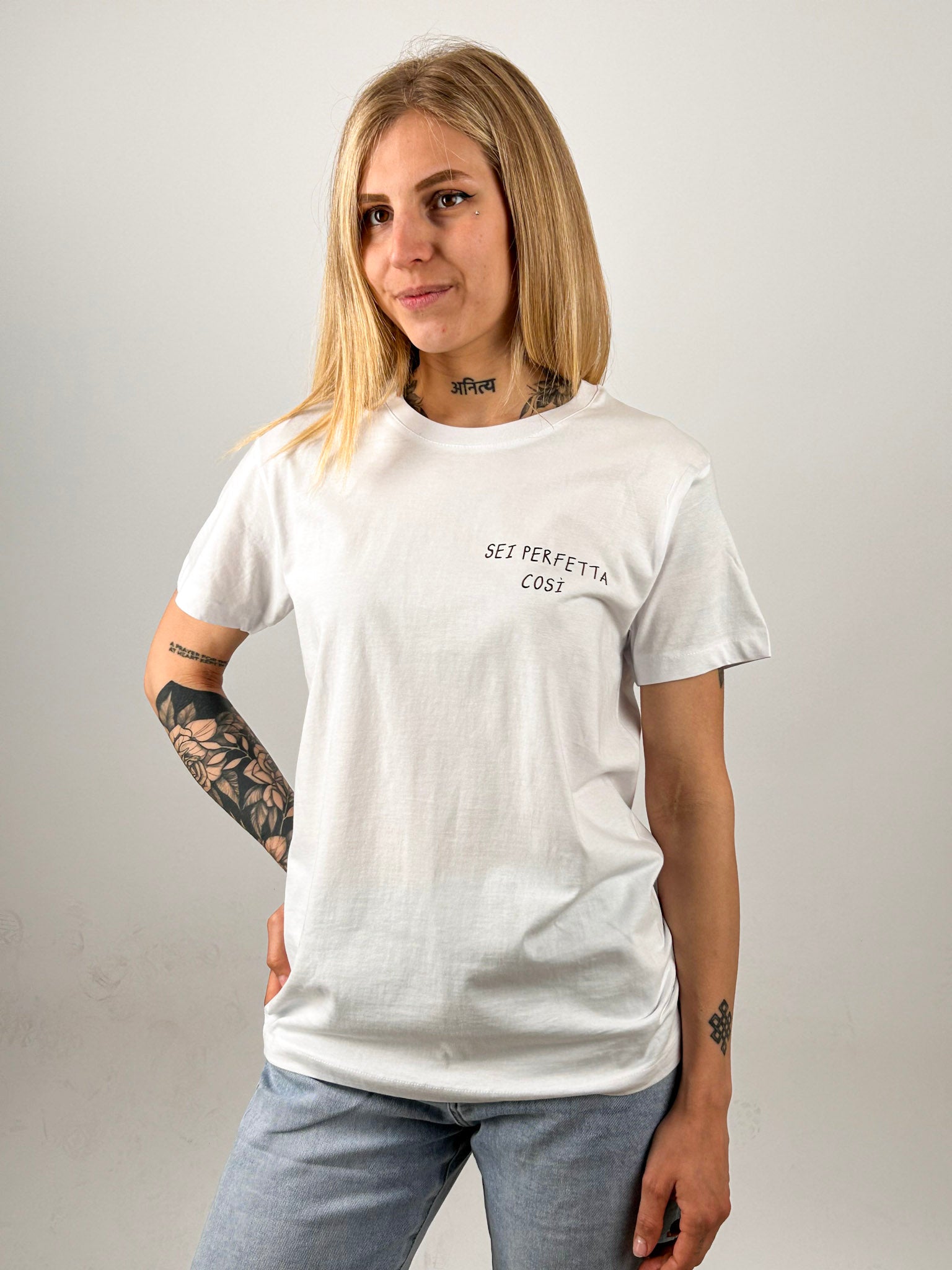t-shirt hangard lab "sei perfetta cosi" vista frontale