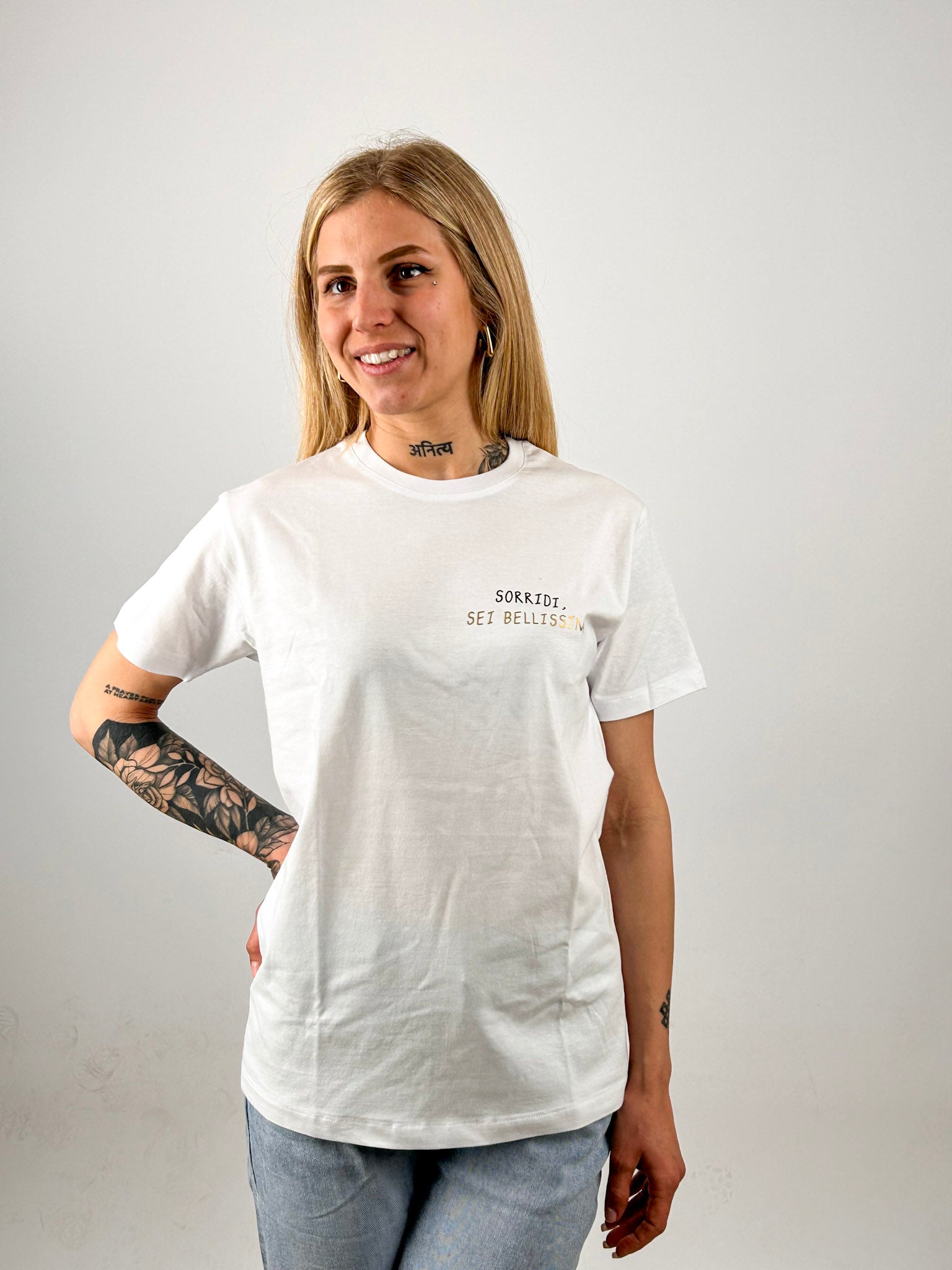 t-shirt hangard lab " sorridi sei bellissima" vista frontale