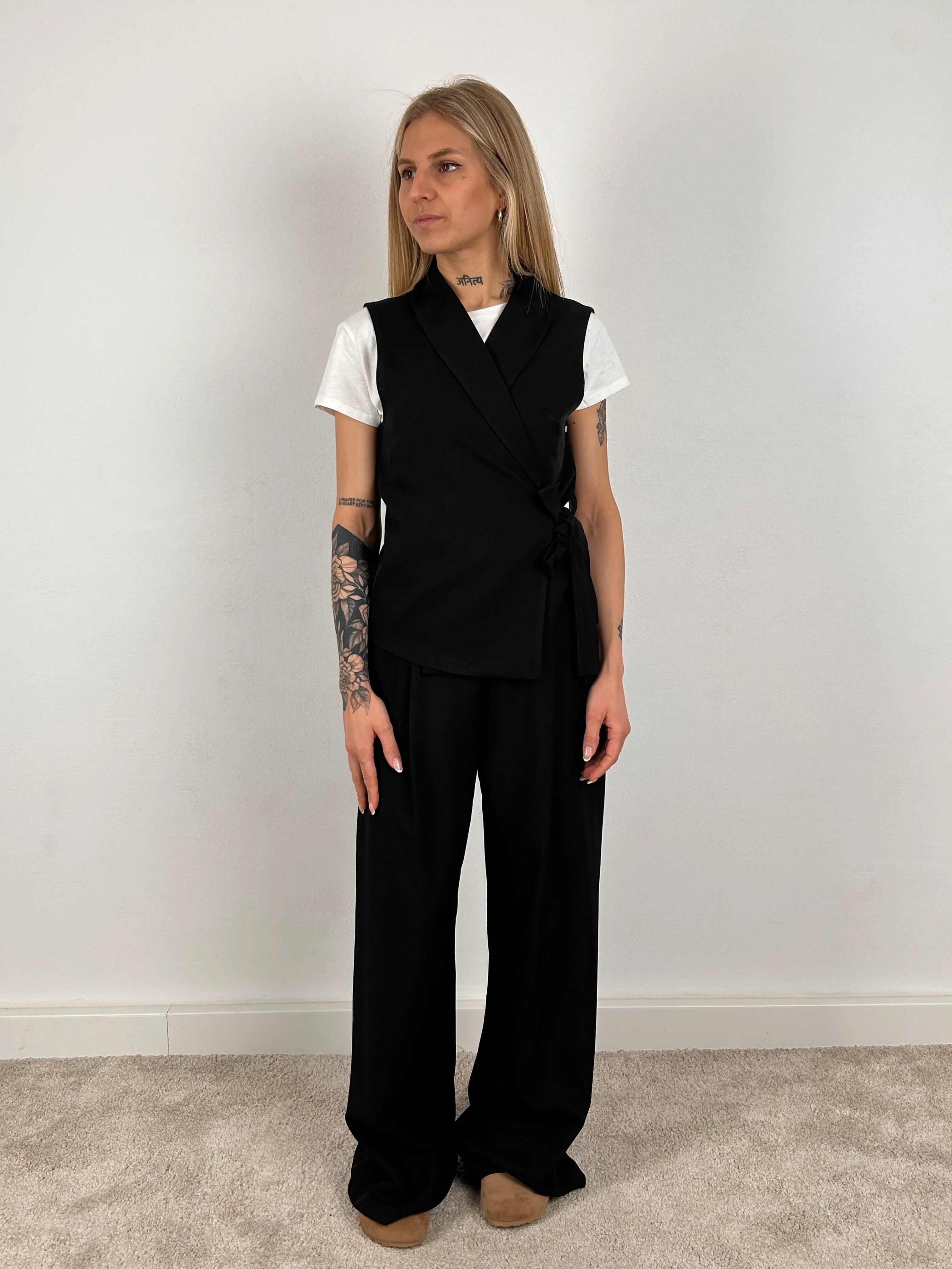Completo elegante donna gilet e pantalone vista frontale