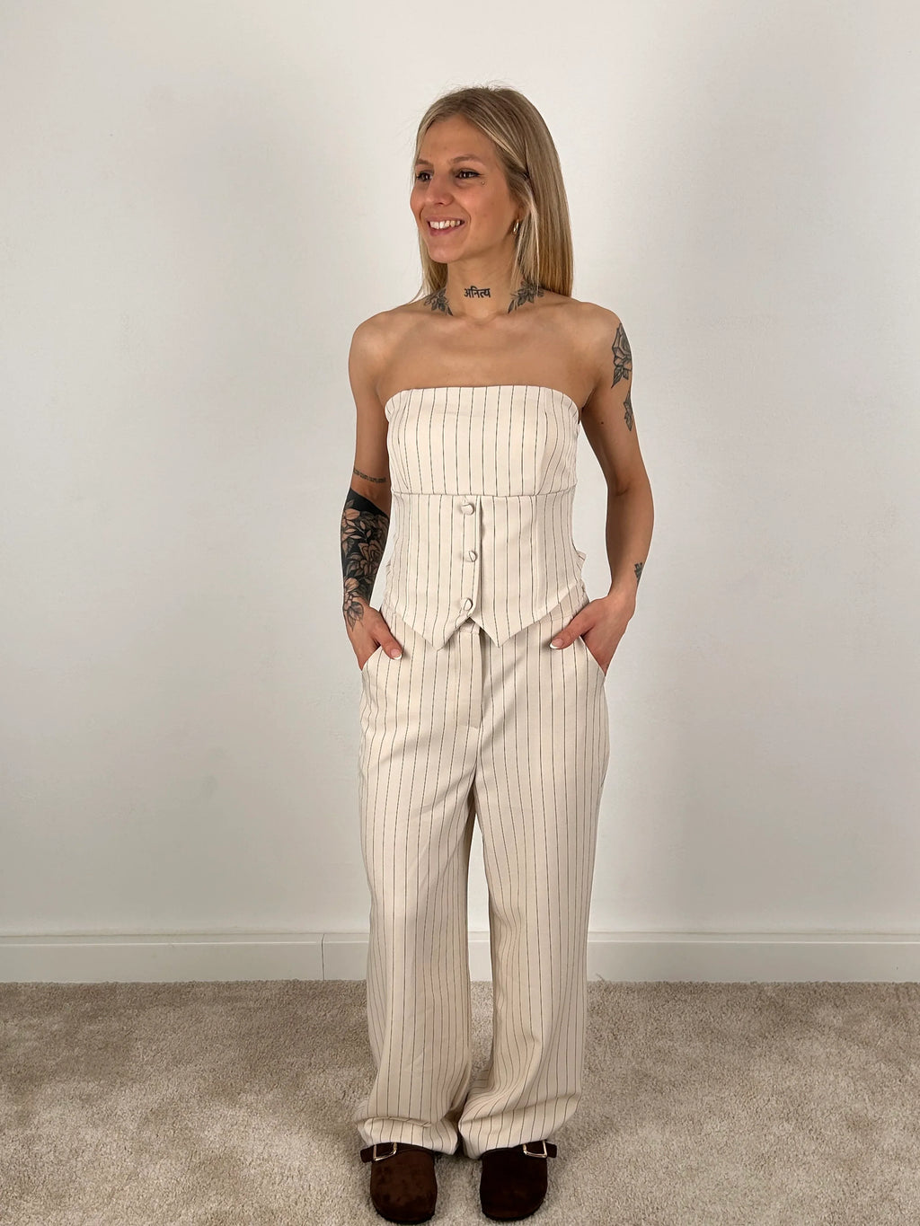 completo donna elegante gessato vista frontale