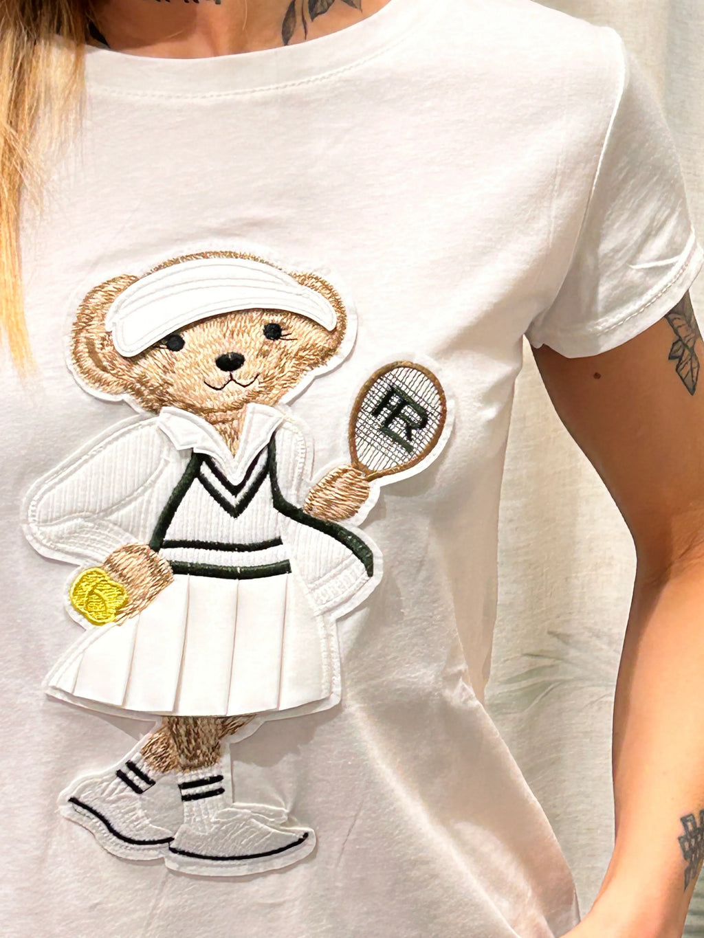t-shirt donna stampa orsetta tennista dettaglio
