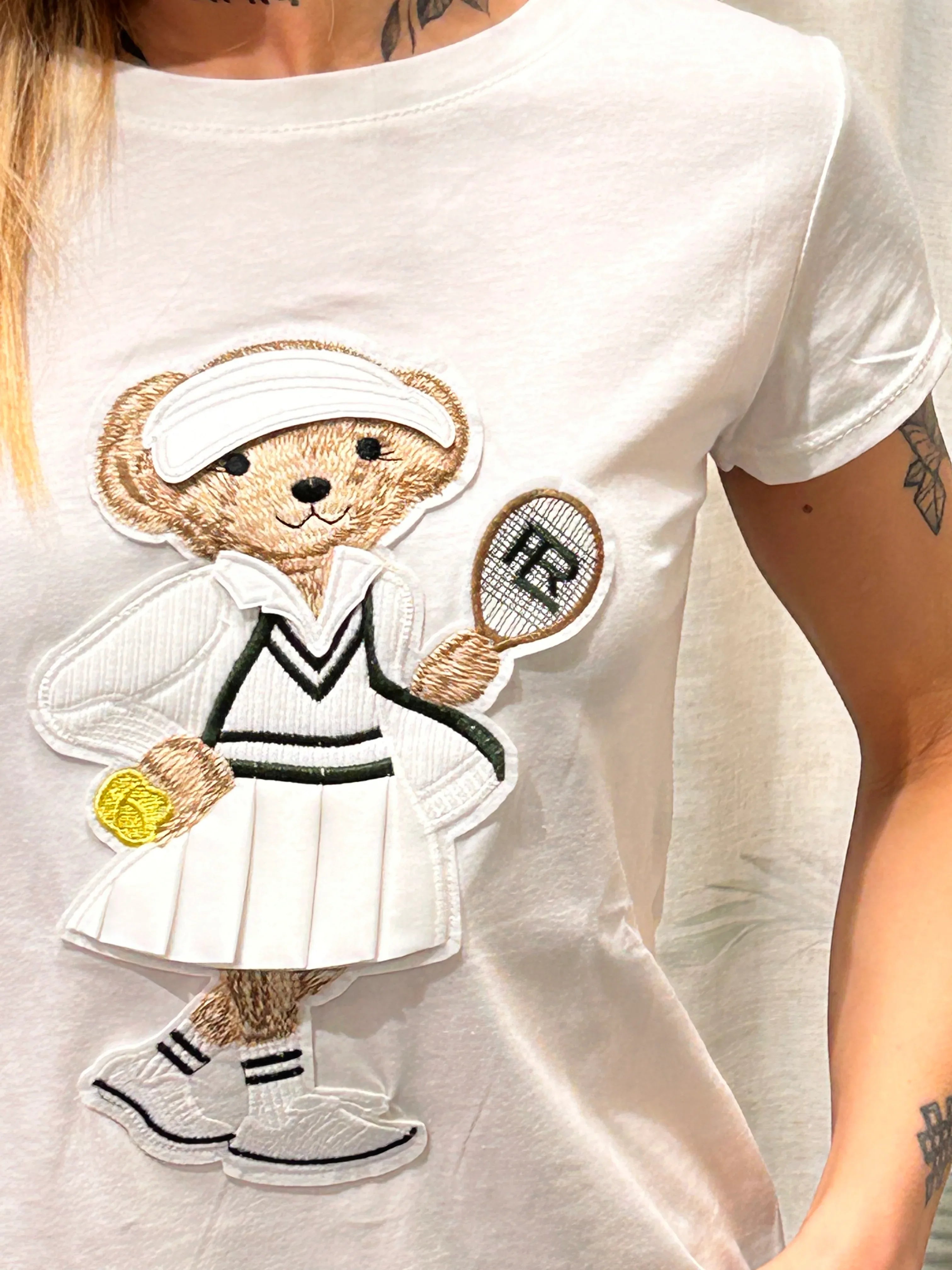 t-shirt donna stampa orsetta tennista dettaglio