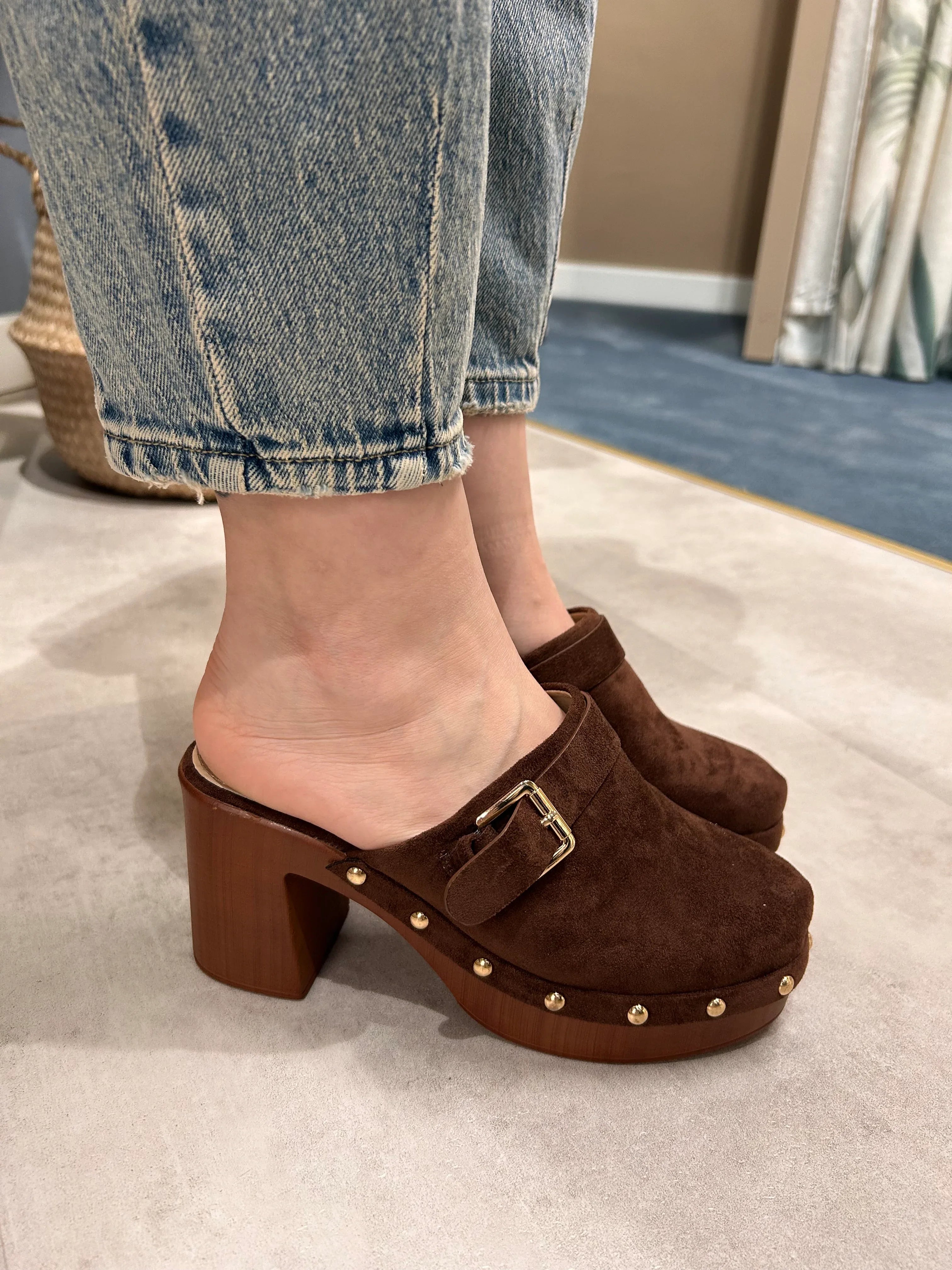 zoccolo tacco in legno donna vista laterale