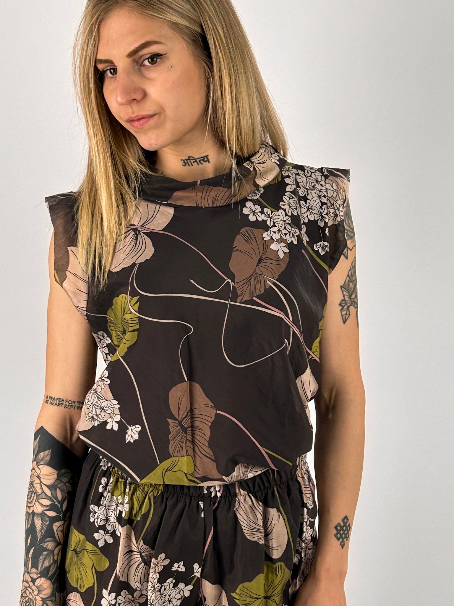 Completo Flora da donna con top smanicato e pantalone morbido a fantasia floreale. vista top
