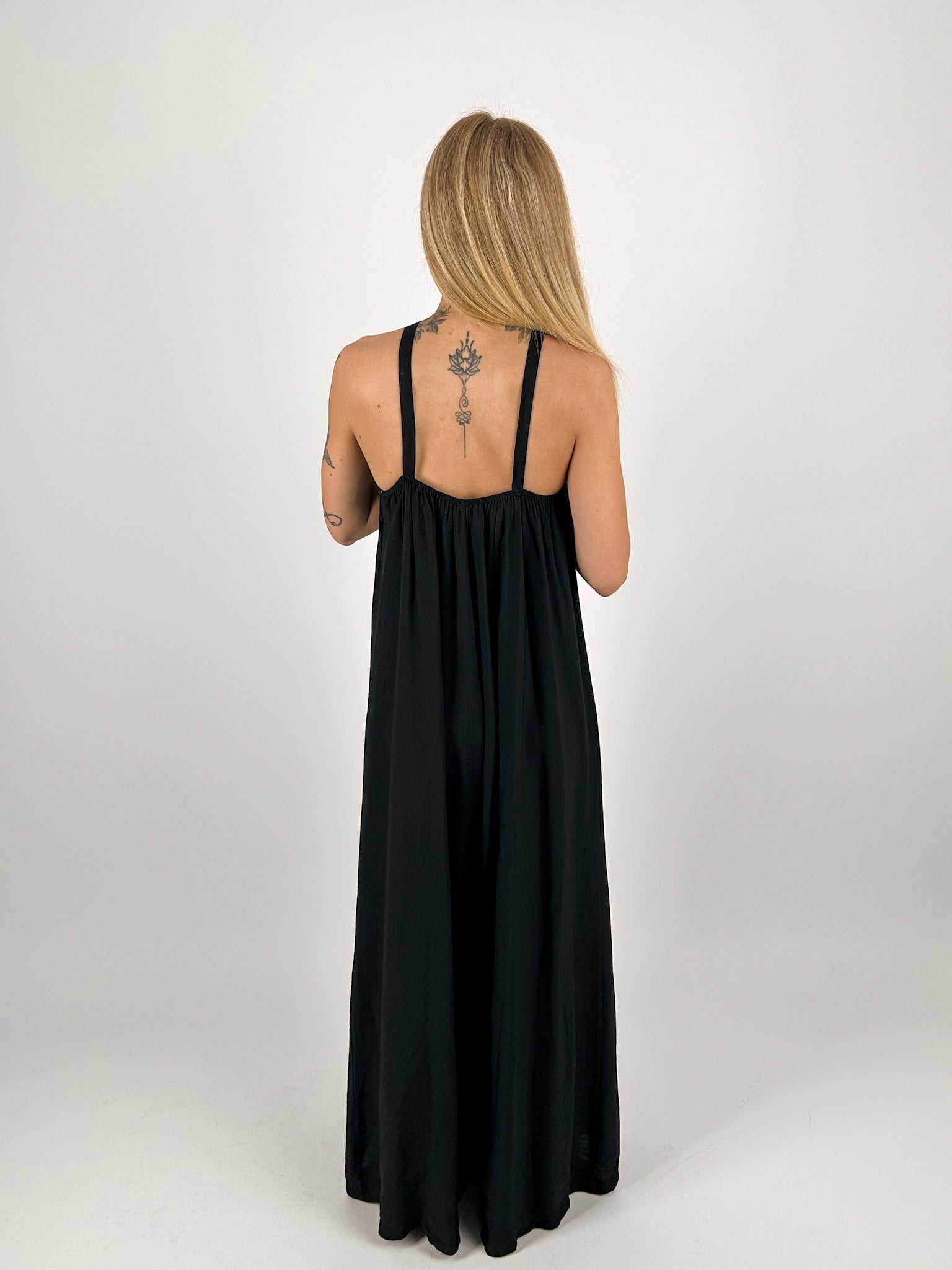 Tuta lunga donna nero con spalline sottili e gamba palazzo - vista retro