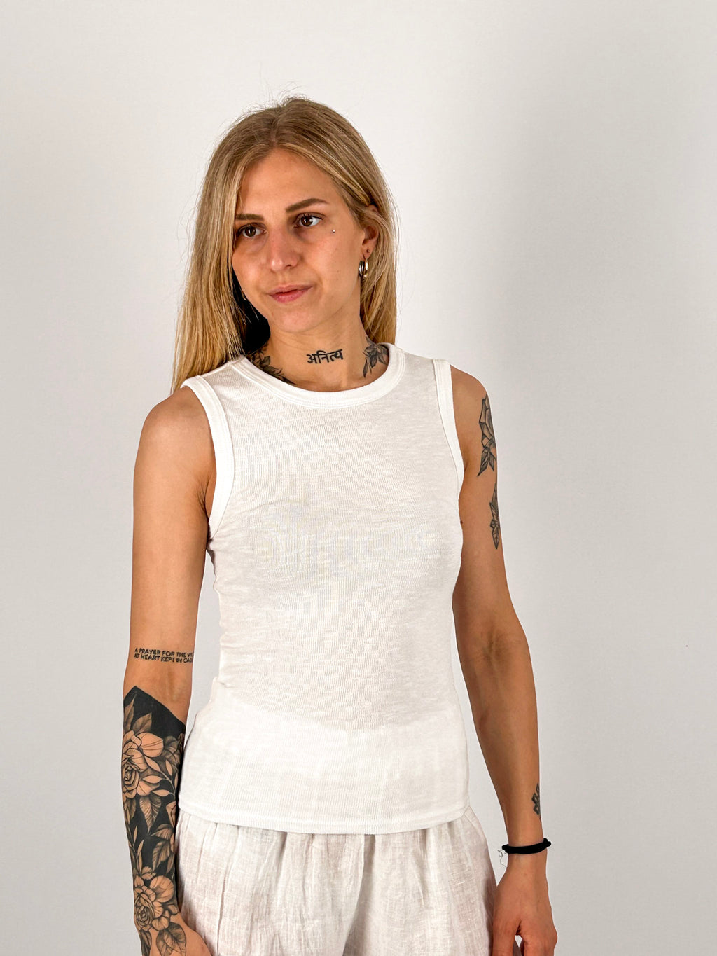 Top donna a costine bianco con vestibilità aderente - vista frontale