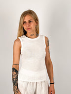 Top donna a costine bianco con vestibilità aderente - vista frontale
