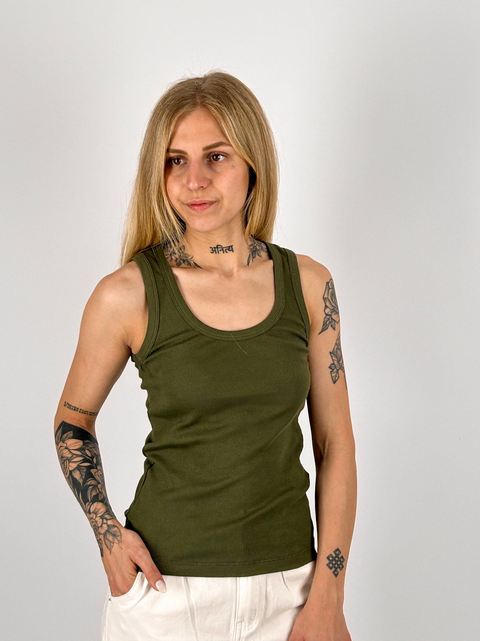 Canotta donna a costine verde militare con vestibilità slim e tessuto elasticizzato- vista frontale 