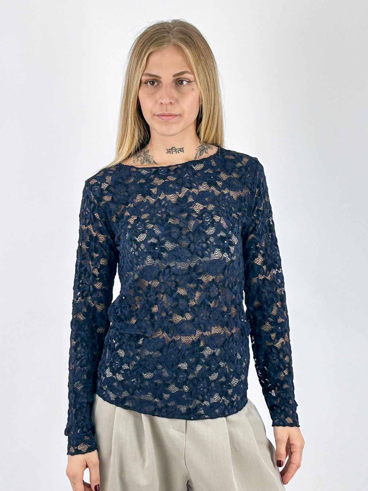Maglia donna in pizzo floreale con scollo rotondo e manica lunga blu - vista frontale