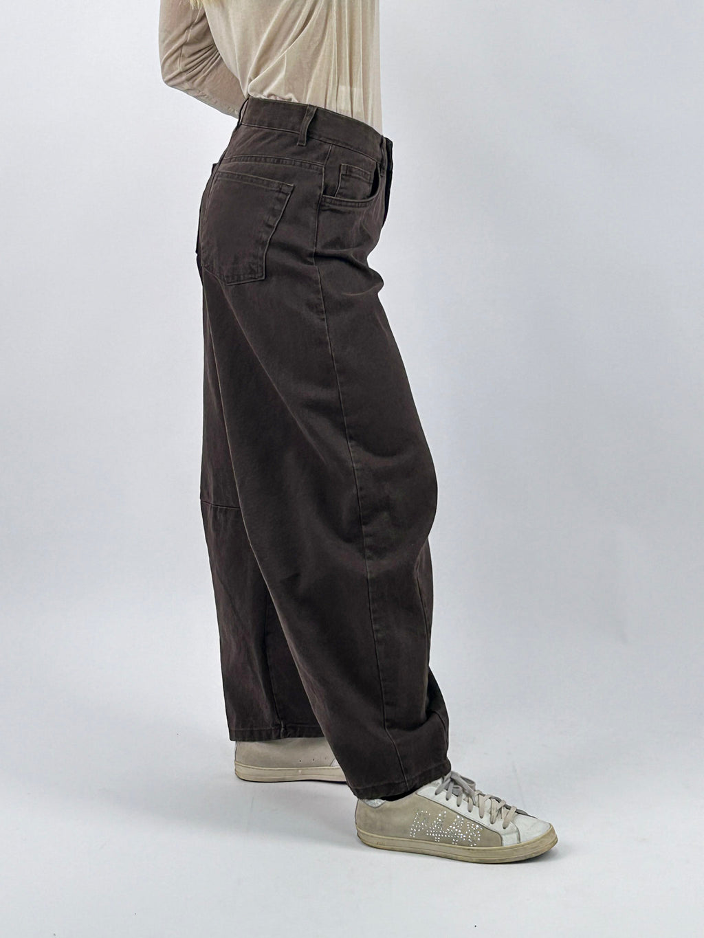 Jeans donna 100% cotone con gamba ampia e sagomata marrone - vista laterale