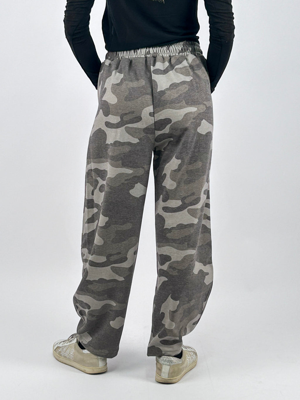Pantalone donna in felpa con stampa camouflage e gamba ampia militare - vista retro
