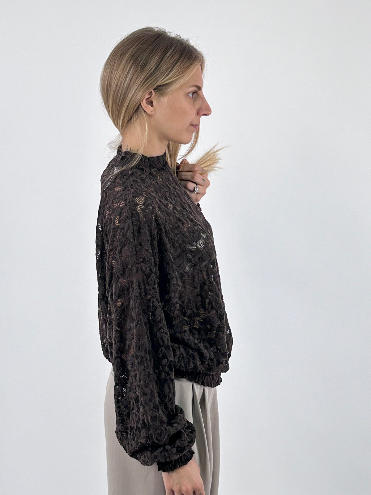 Maglia donna in pizzo floreale con fondo e polsini arricciati marrone - vista laterale