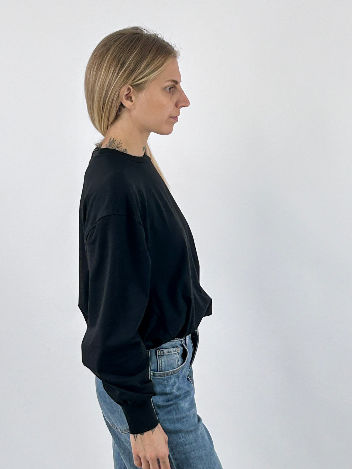 Maglia donna girocollo corta con fondo arricciato nero - vista laterale
