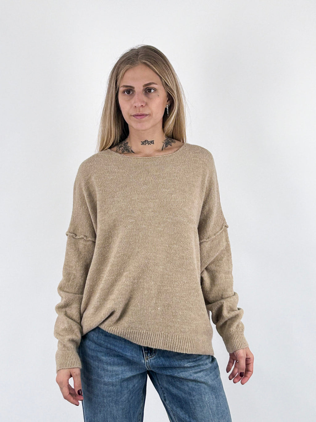 Maglia donna morbida con spalla scesa e vestibilità ampia beige - vista frontale
