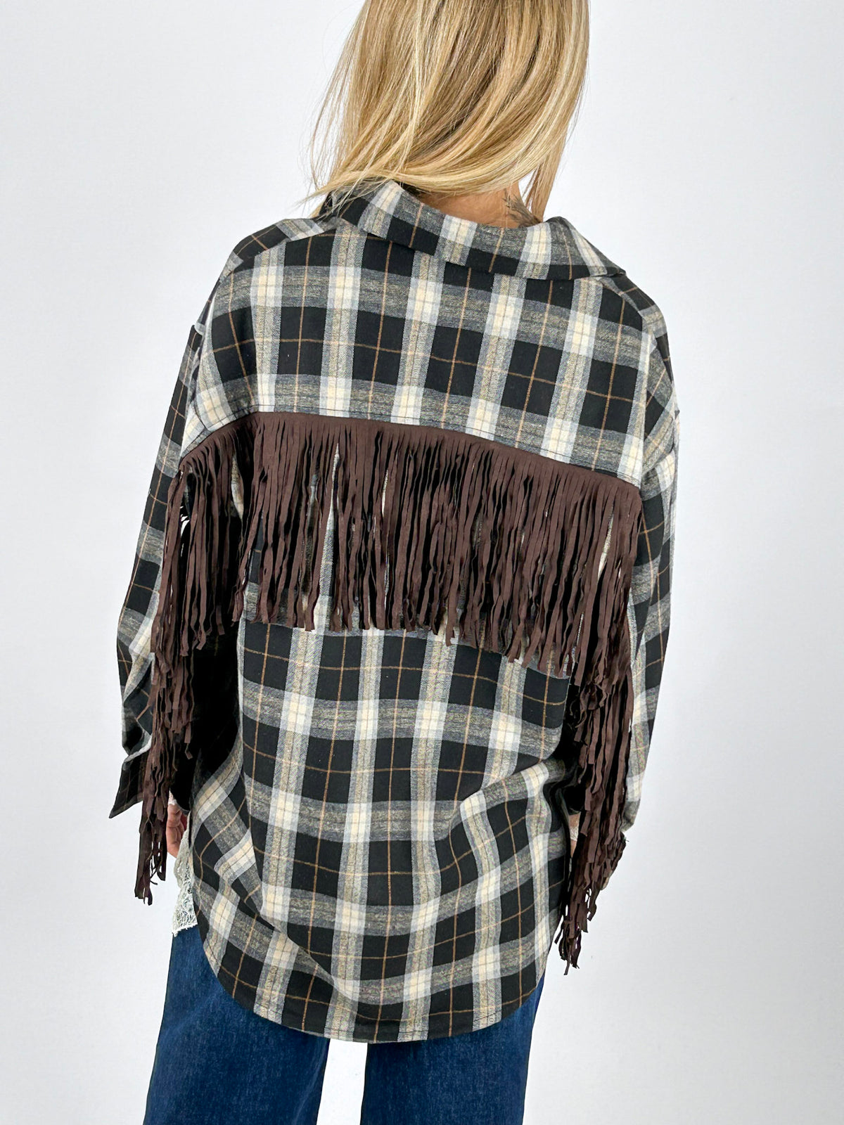 Camicia Fringe nera a quadri vista posteriore con frange