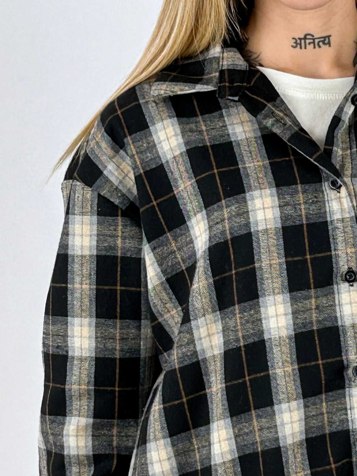 Camicia Check nera a quadri dettaglio tessuto e colletto