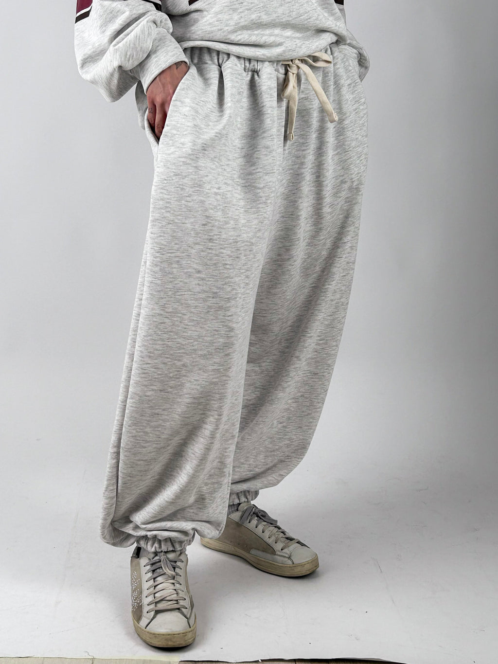Pantalone Tuta Over grigio melange vista tre quarti