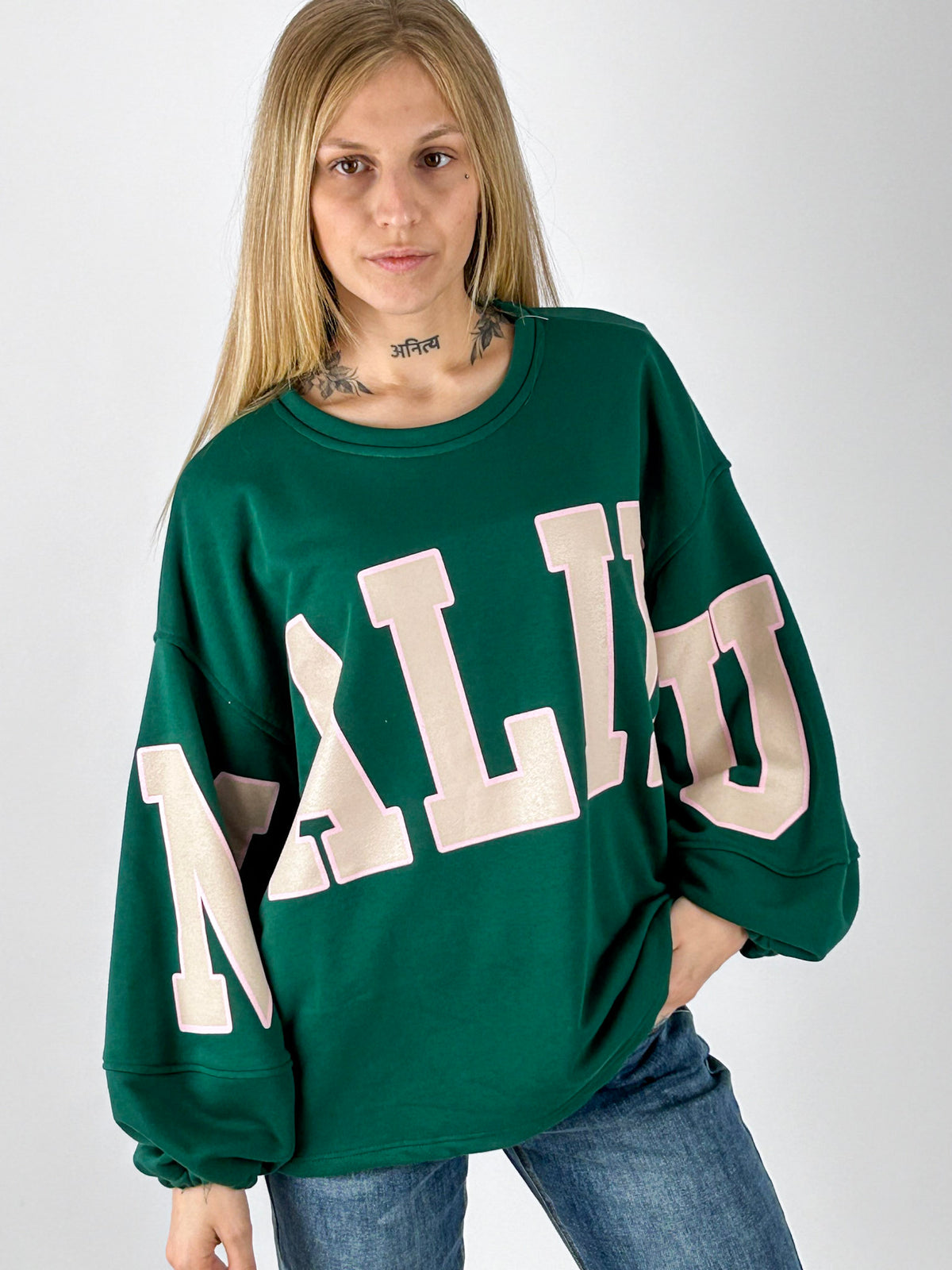 Felpa Varsity verde dettaglio lettering vista frontale