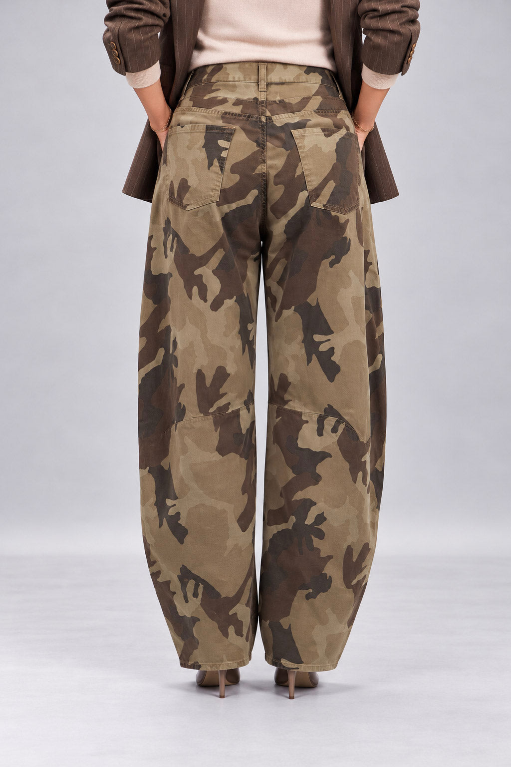 Pantalone donna camouflage - vista retro indossato