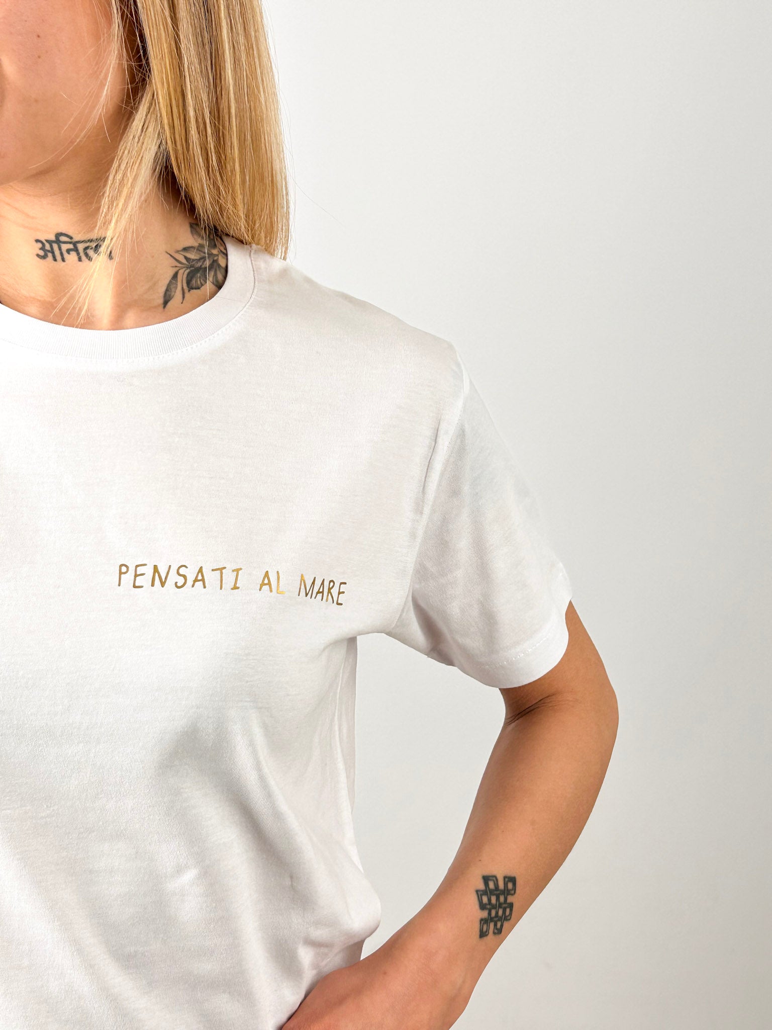 t-shirt hangard lab " pensati al mare"  dettaglio scritta