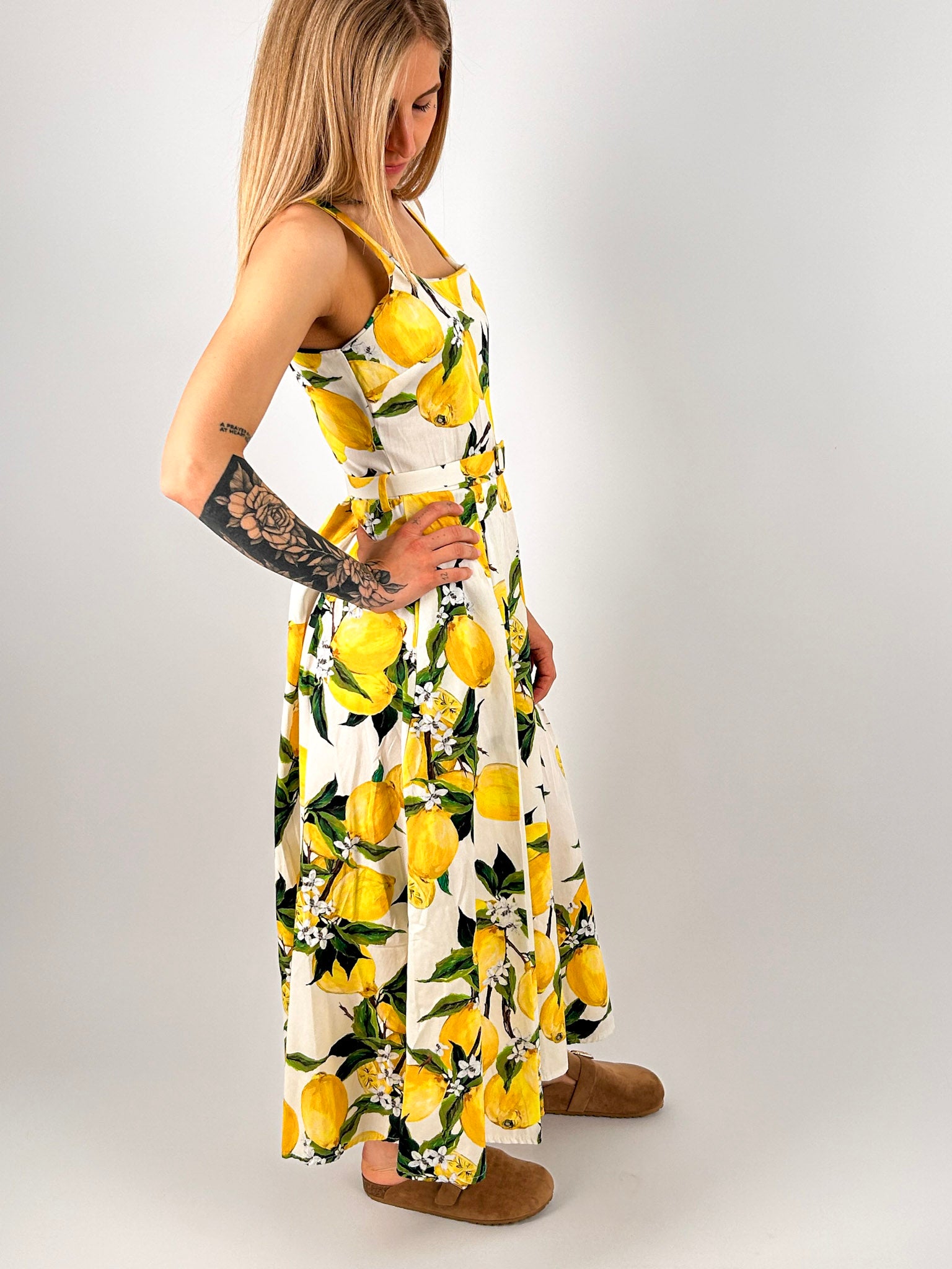 Abito Sorrento giallo lungo da donna in cotone con cintura coordinata e stampa limoni. vista laterale