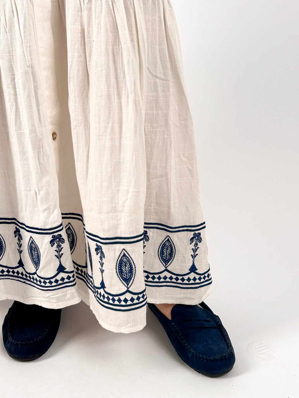 Abito lungo donna bianco in cotone con ricamo decorativo sul fondo - dettaglio fondo