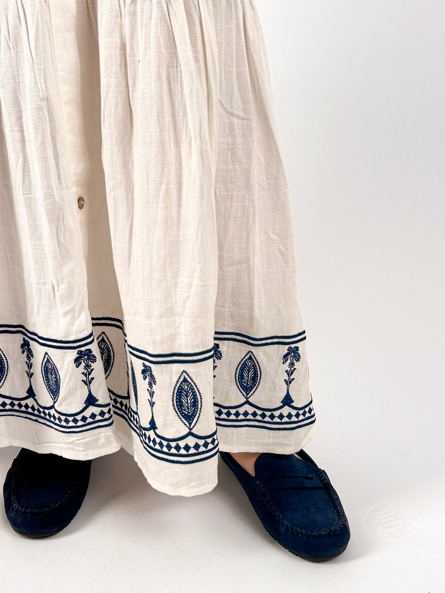 Abito lungo donna bianco in cotone con ricamo decorativo sul fondo - dettaglio fondo