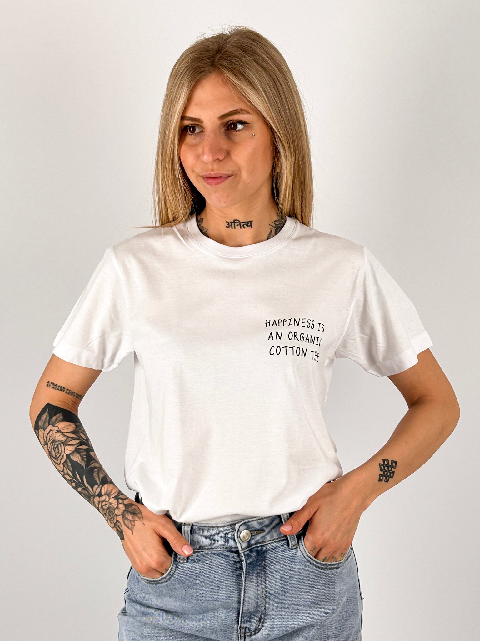 t-shirt hangard lab "happiness is an organic cotton" portata dentro