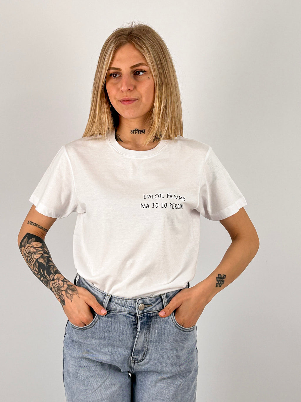 T-shirt Hangard Lab "L'alcol fa male ma io lo perdono". portata dentro