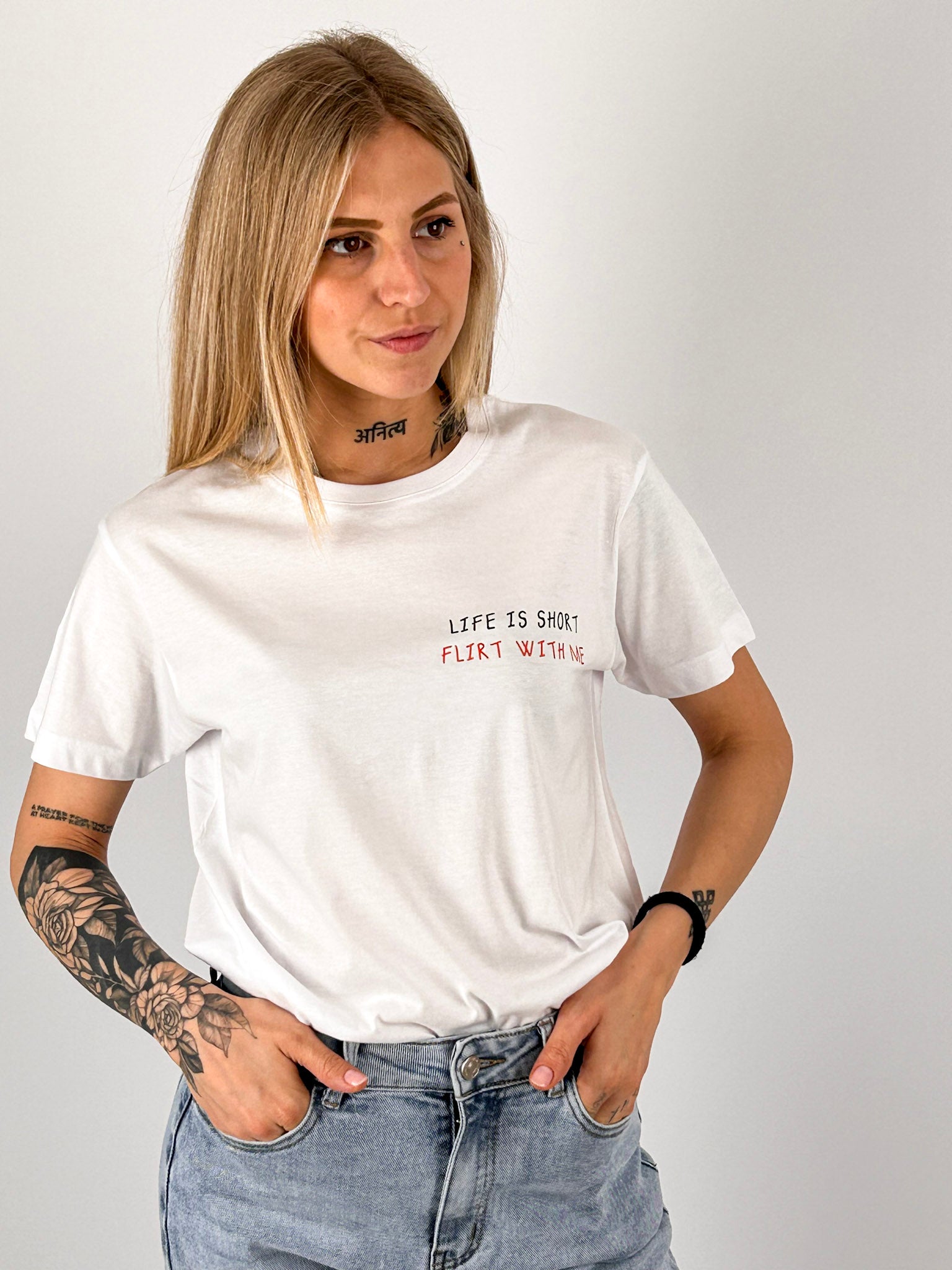 T-shirt Hangard Lab "Life is short flirt with me". portata dentro