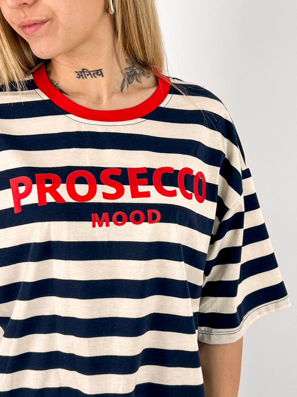 T-shirt Prosecco da donna a righe con stampa frontale indossata con jeans chiari. dettaglio tessuto