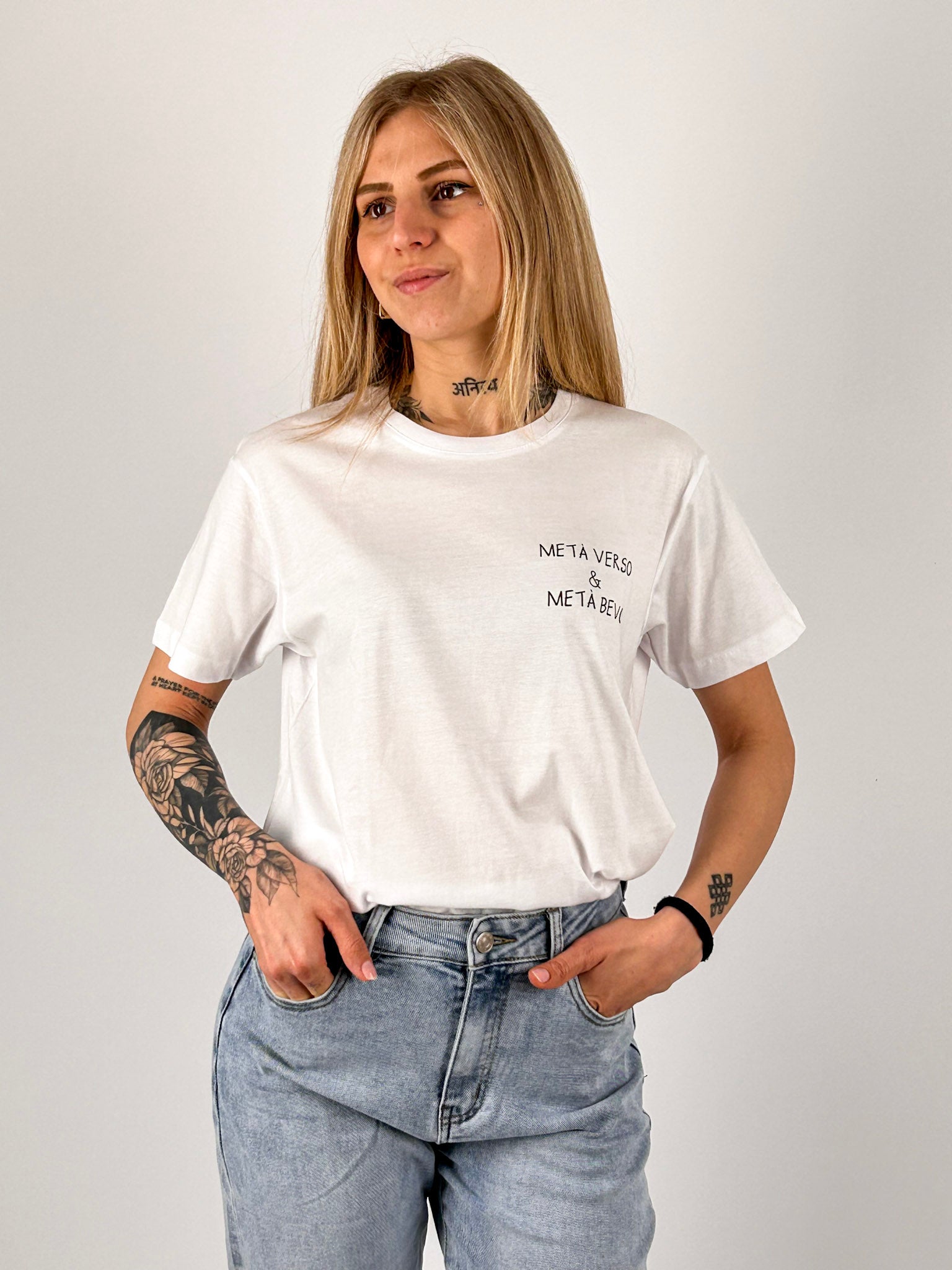 t-shirt hangard lab " meta verso & meta bevo" . portata dentro