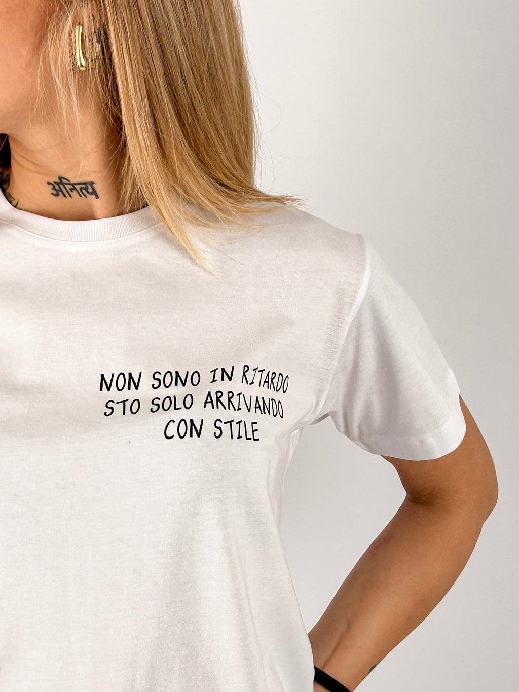 t-shirt hangard lab "non sono in ritardo sto solo arrivando con stile" vista dettaglio
