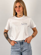 t-shirt hangard lab "se ti rilassi pensi di più" . portata dentro