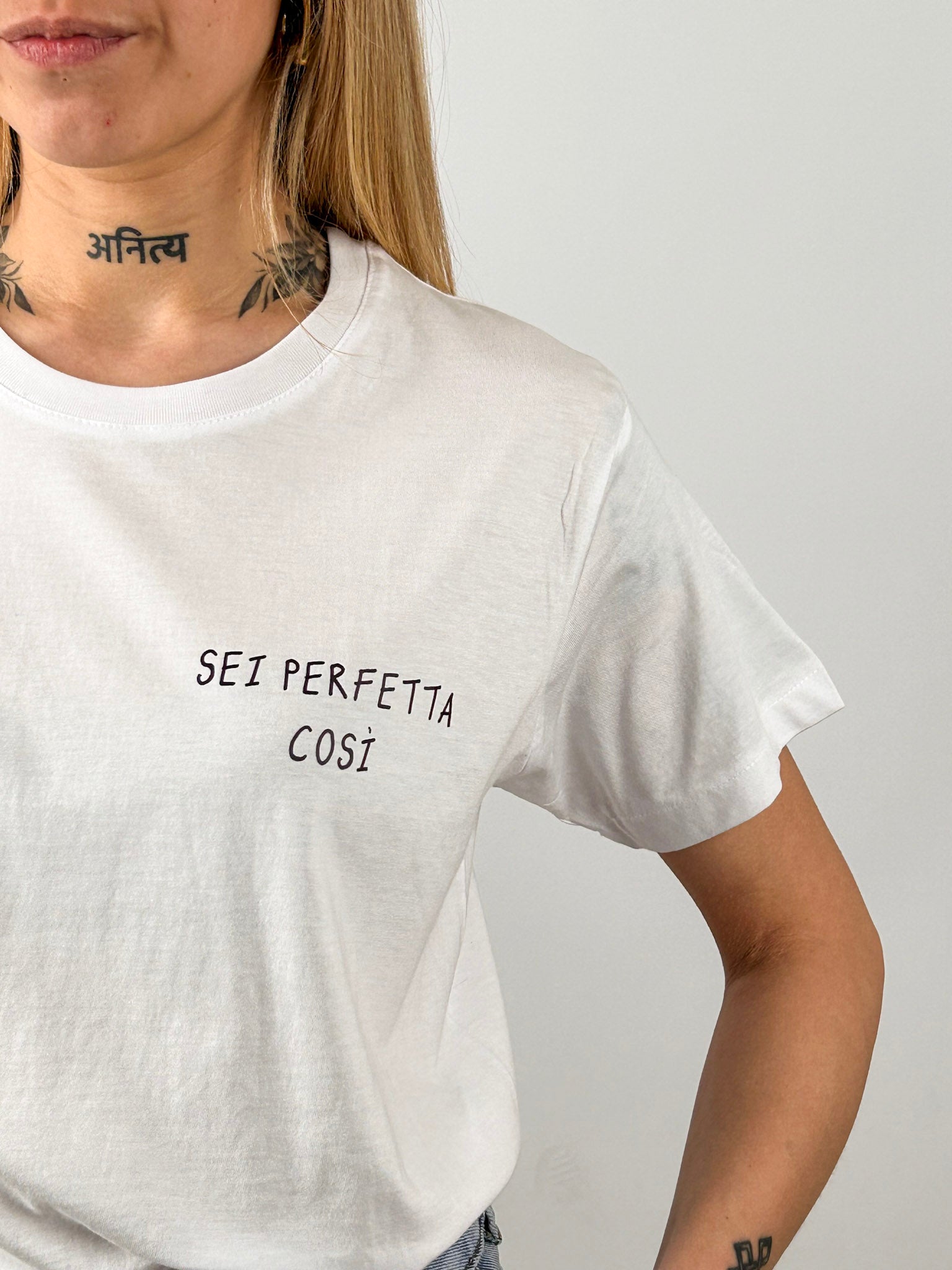 t-shirt hangard lab "sei perfetta cosi" vista dettaglio