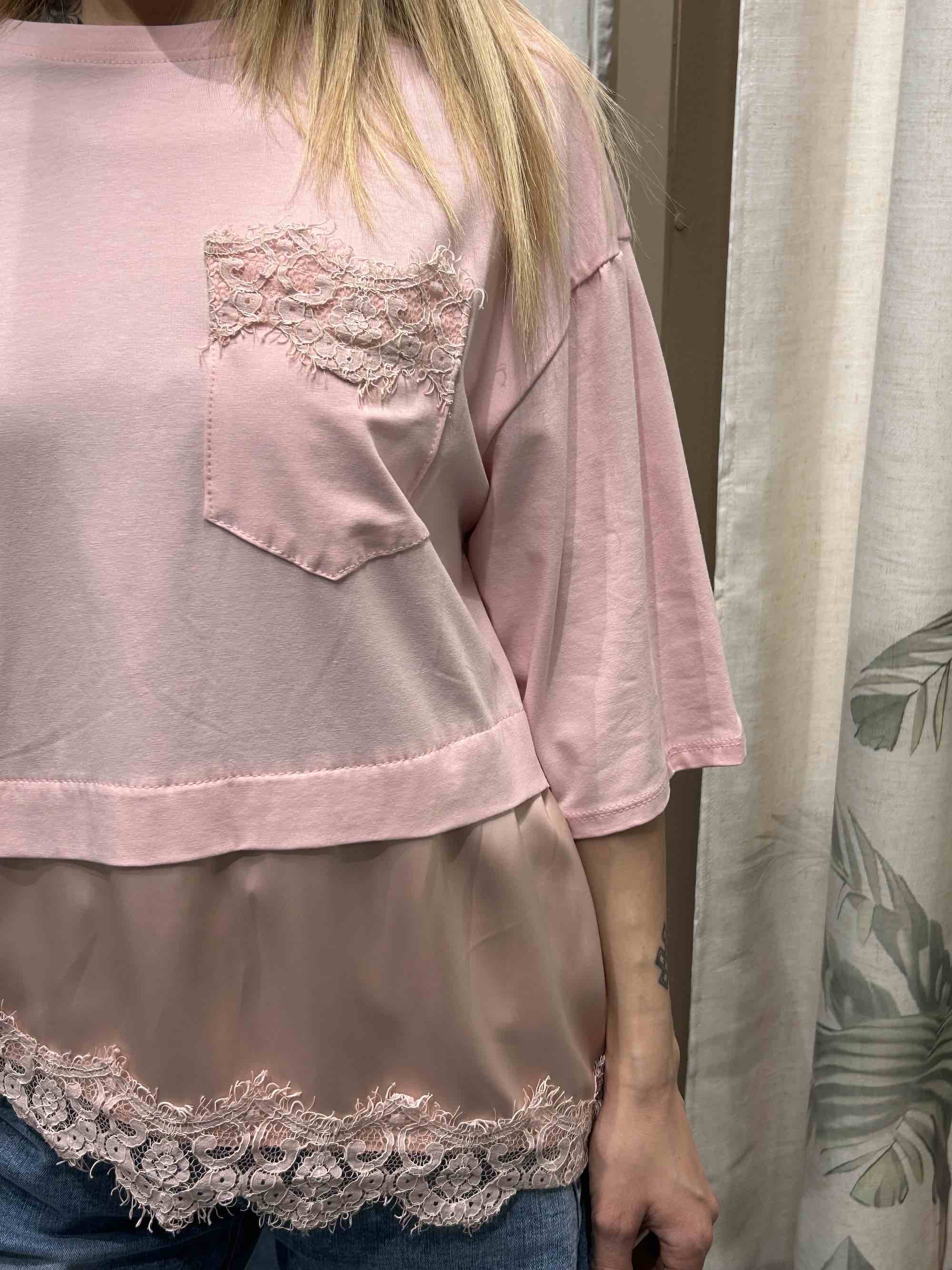 T-shirt donna con pizzo elegante dettaglio